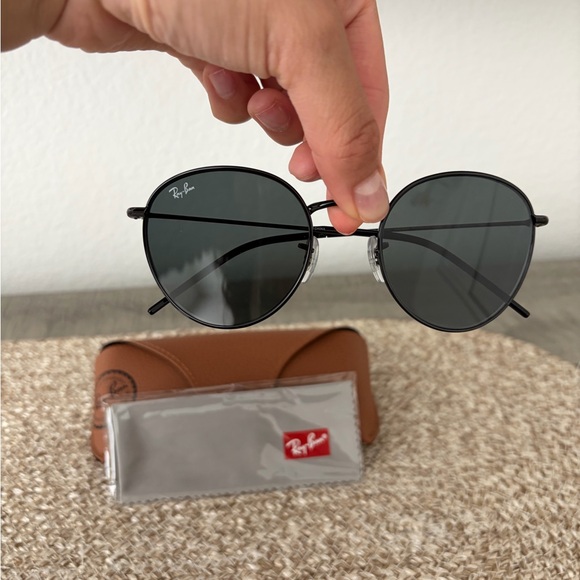 Ray-Ban Black Round Sunglasses with Dark Lenses ( New never worn) - Picture 2 of 3
